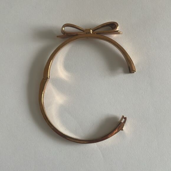 Kate Spade rose Gold Love Notes Take A Bow Bangle Bracelet Hinged opening - Picture 4 of 6
